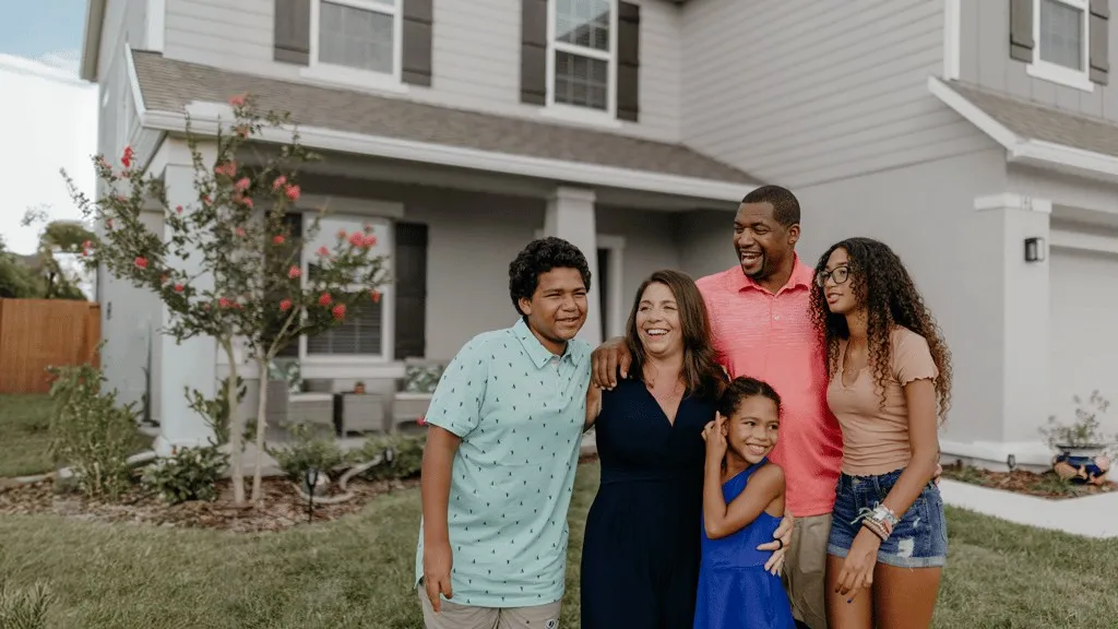 A family outside their Opendoor home